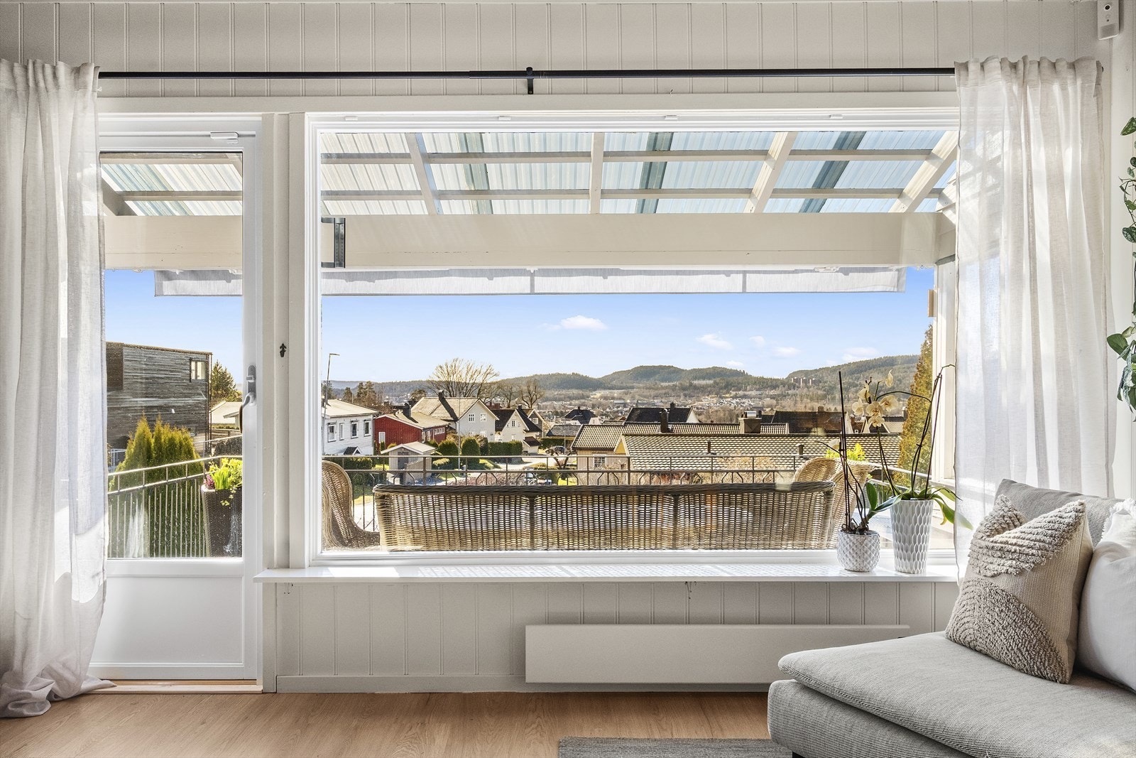 Fra stuen er det utgang til delvis overbygd veranda Galleribilde