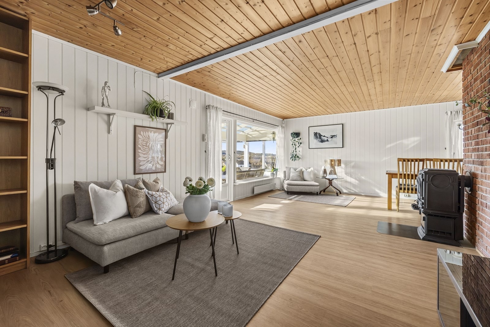 Stuen tilbyr god møbleringsfrihet og har god plass til sofagruppe med tilhørende møblement, samt spisegruppe Galleribilde