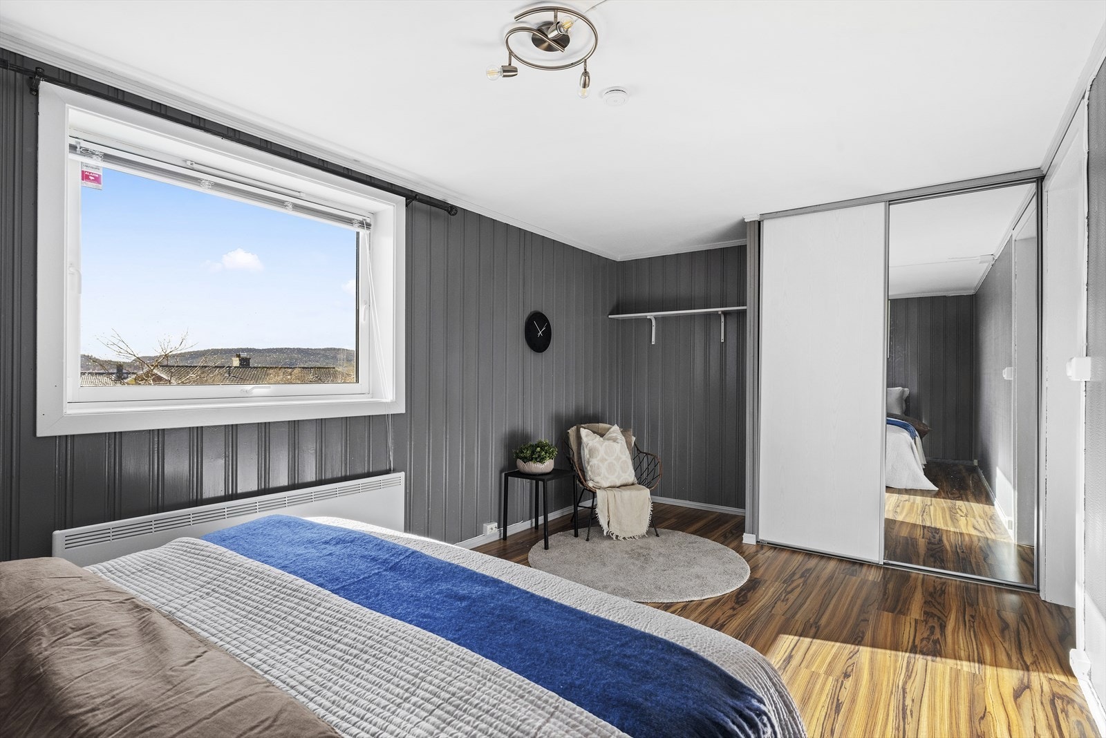 Soverommet er utstyrt med skyvedørsgarderobe Galleribilde