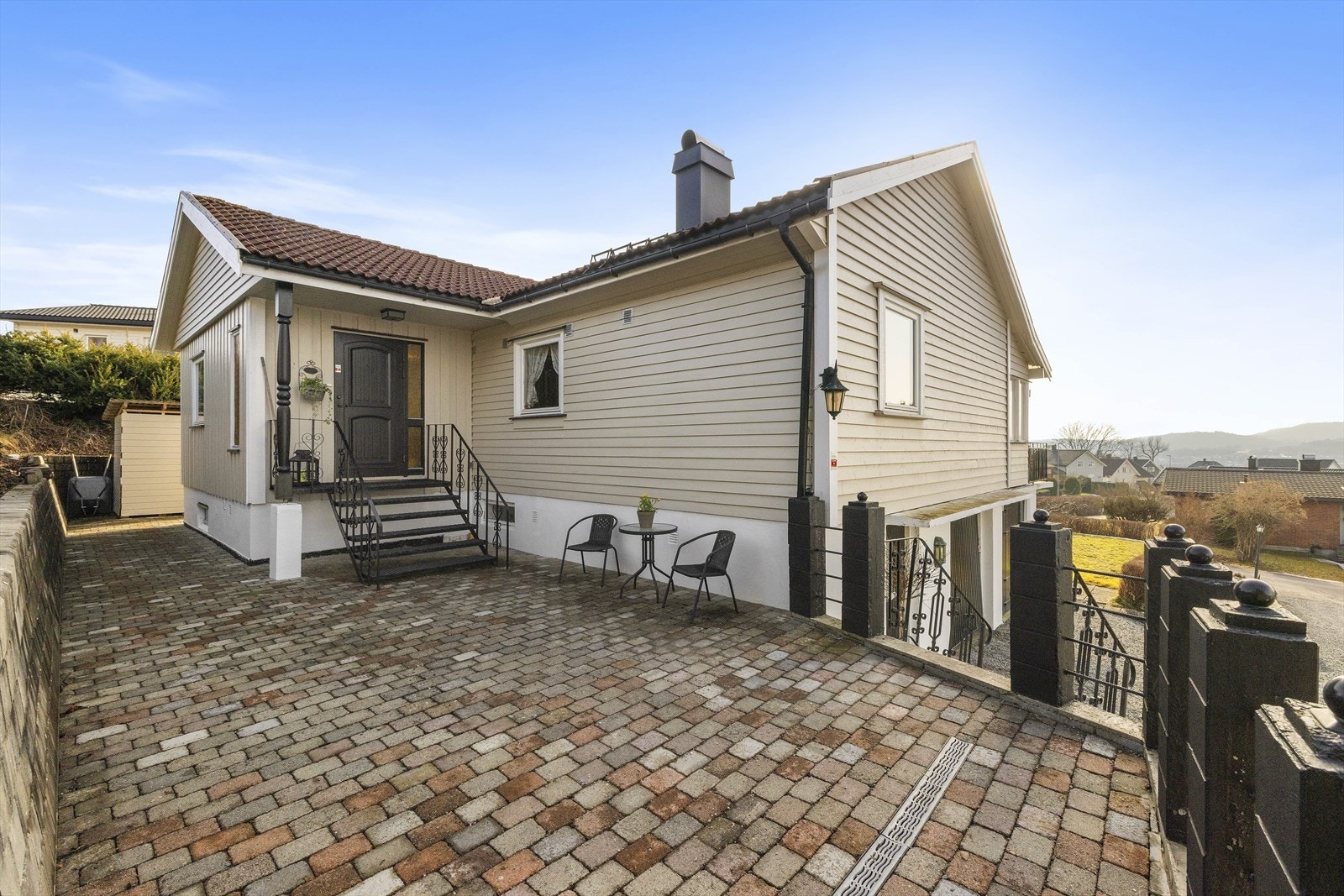 Hyggelig inngangsparti som er opparbeidet med belegningsstein Galleribilde