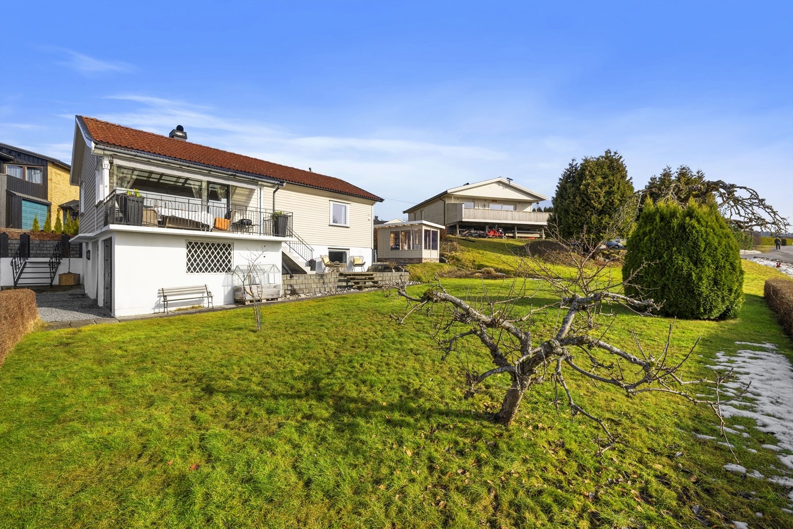 Romslig hage Galleribilde