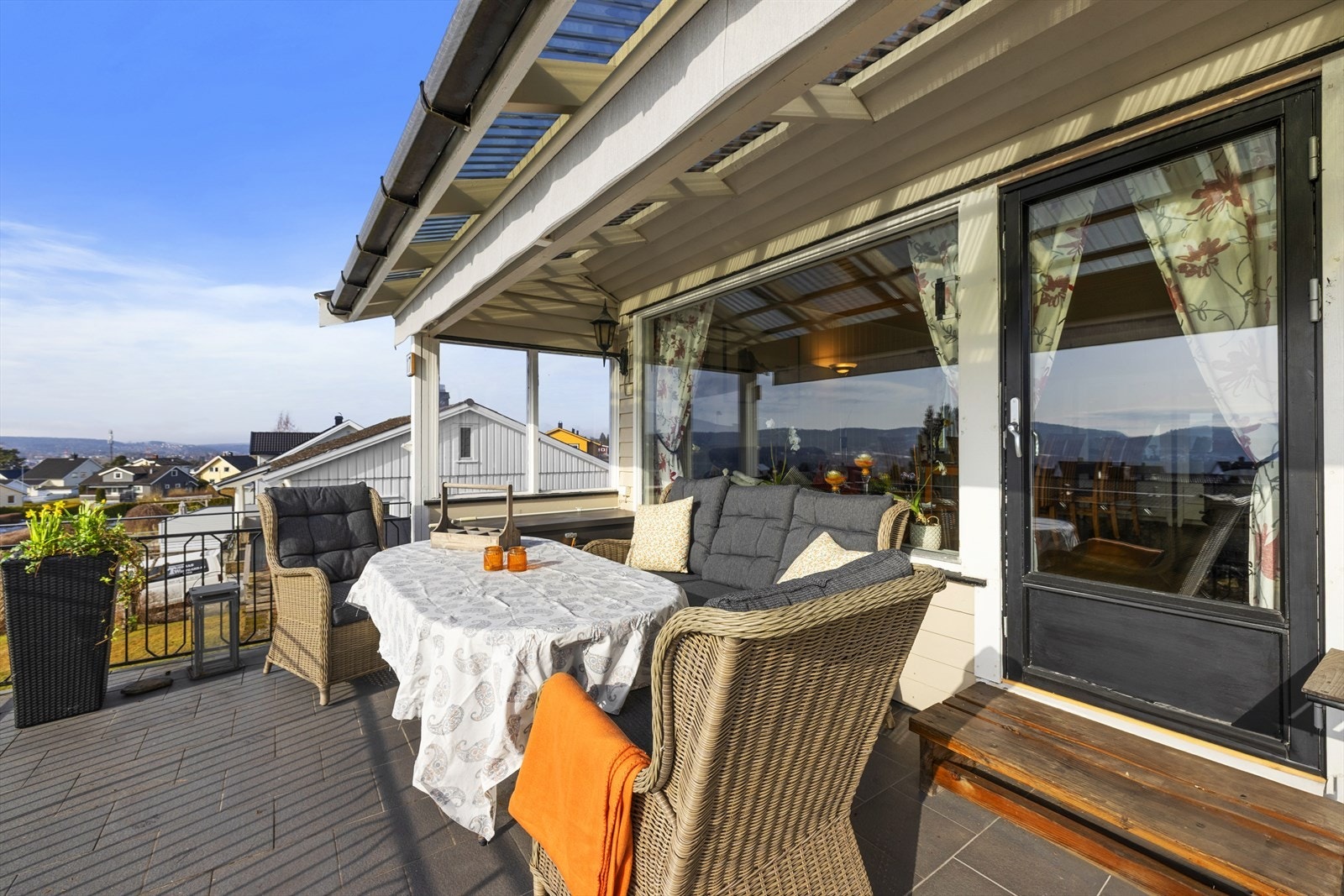 Delvis overbygd veranda med markise Galleribilde