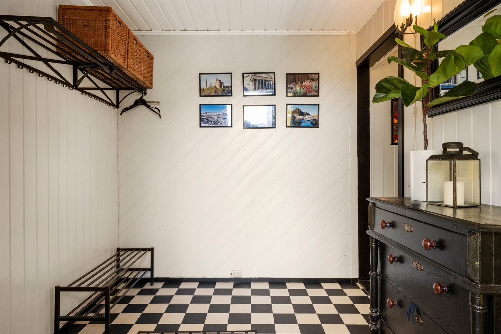 Fra hyggelig inngangsparti, trer du inn i en lys og romslig entré Galleribilde