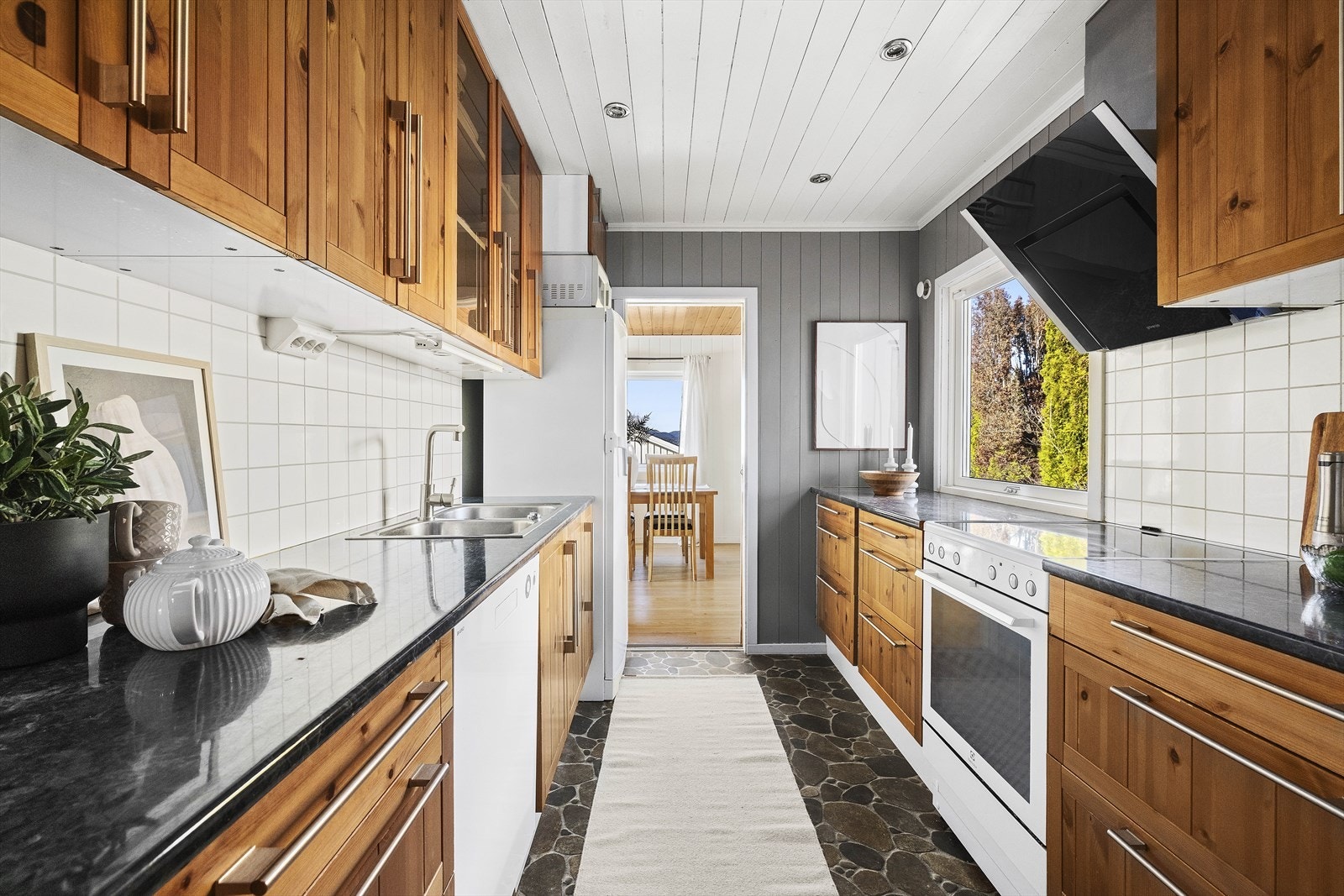 Kjøkkeninnredningen har profilerte fronter og laminert benkeplate Galleribilde