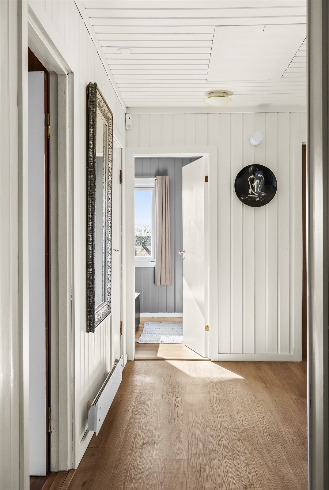 Fra entré har du videre tilgang til gang som leder videre til de andre rommene i etasjen Galleribilde