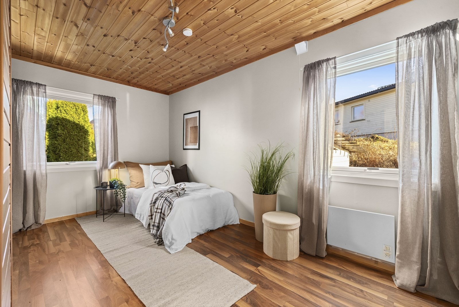 Soverom 2 er også av fin størrelse med plass til dobbeltseng, nattbord og kontorpult Galleribilde