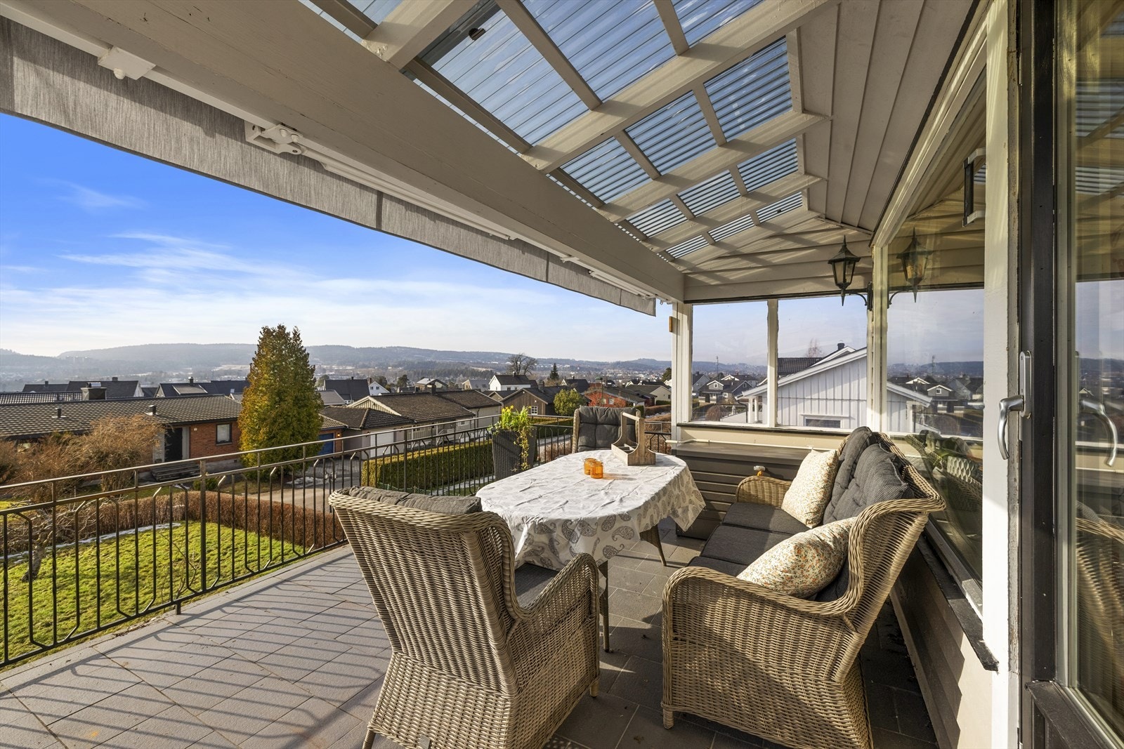 Fin og solrik veranda med fin utsikt Galleribilde