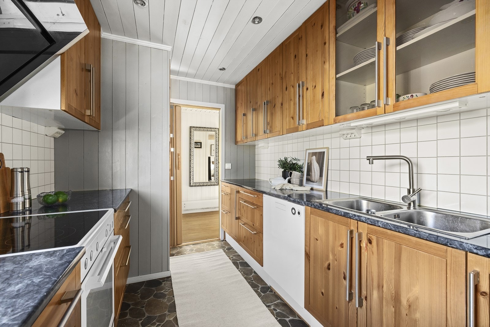 Kjøkkenet tilbyr godt med skap- og benkeplass Galleribilde