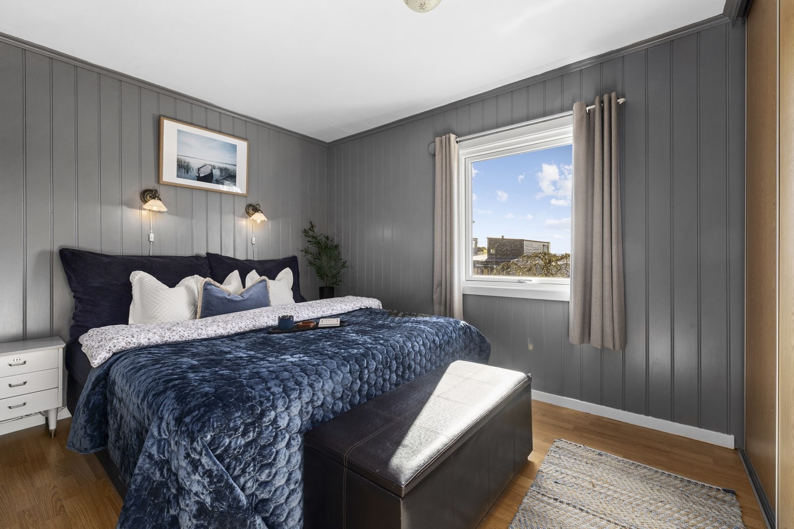 Hovedsoverommet er av god størrelse med plass til dobbeltseng, nattbord og annet mindre soveromsmøblement. Romslig skyvedørsgarderobe Galleribilde