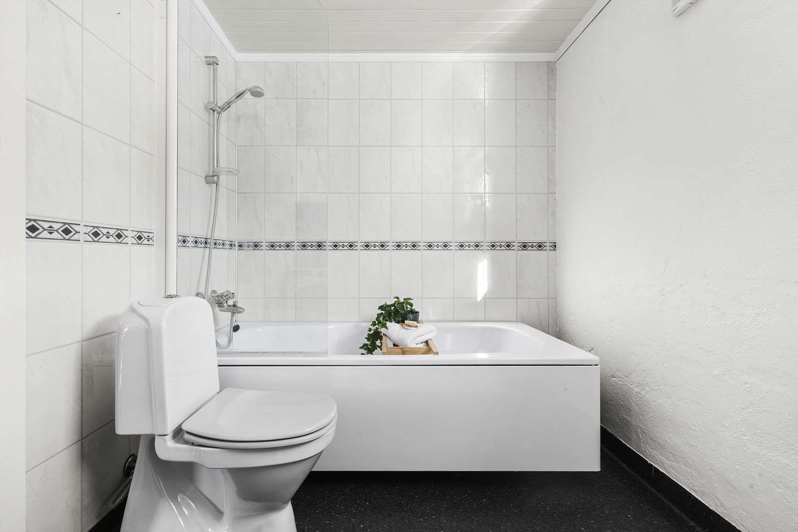 Lyst baderom med belegg på gulv Galleribilde