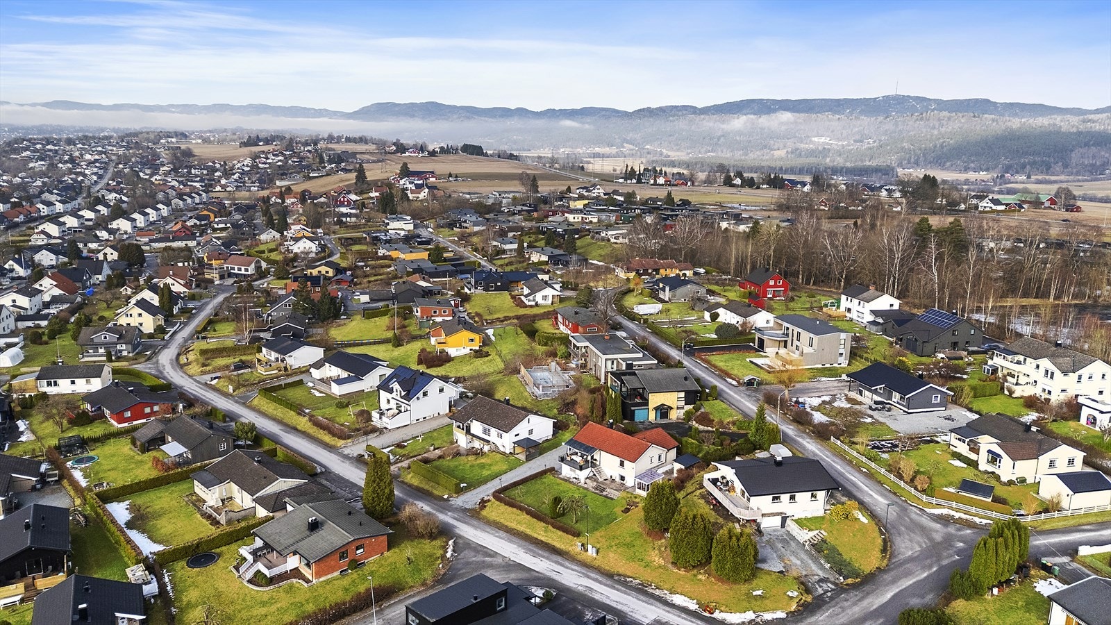 Eiendommen har en meget attraktiv og barnevennlig beliggenhet i godt etablert boligområde på Borgestad Galleribilde