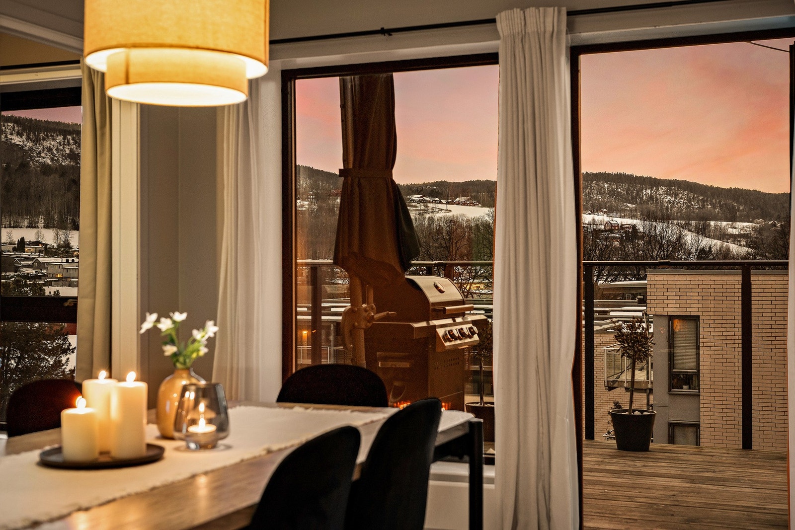Fra spisestuen har du adkomst til balkongen Galleribilde