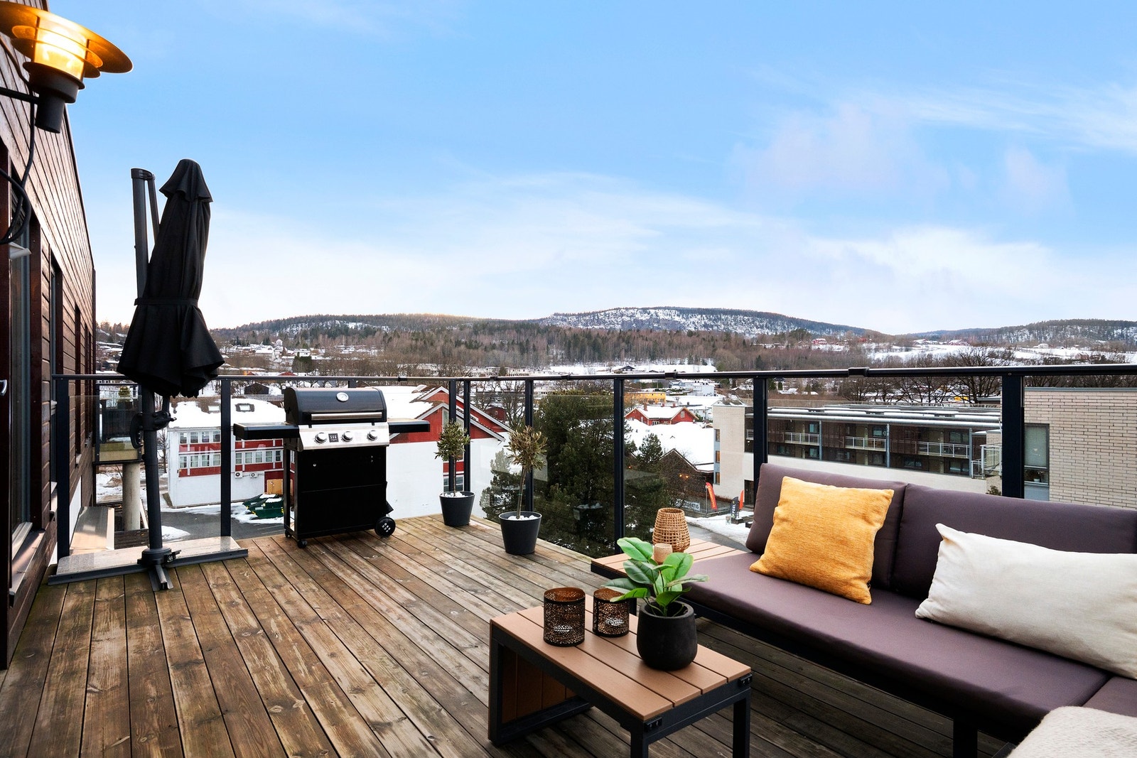 Med hele 15 kvm å boltre seg på kan man enkelt innrede med både lounge, spisegruppe, grill etc. Galleribilde