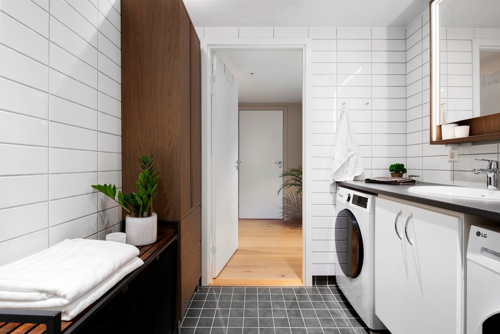 Moderne, helfliset baderom med varme i gulv og downlights i himling Galleribilde