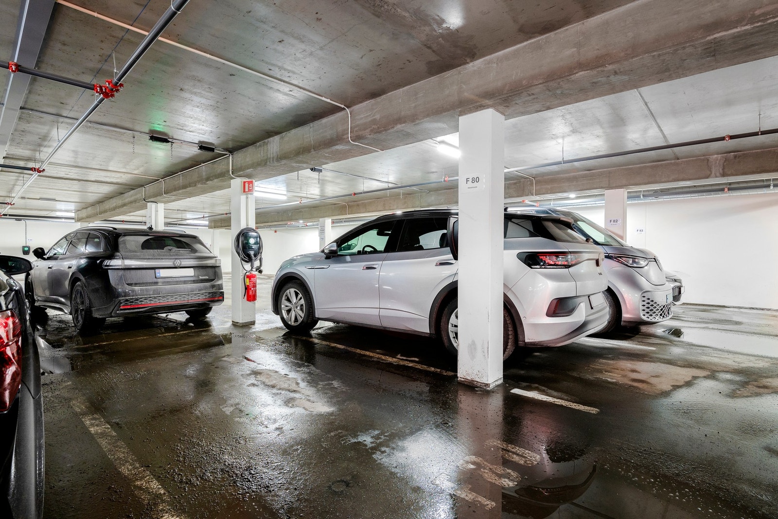 Leiligheten disponerer en biloppstillingsplass med elbillader i felles parkeringsanlegg Galleribilde