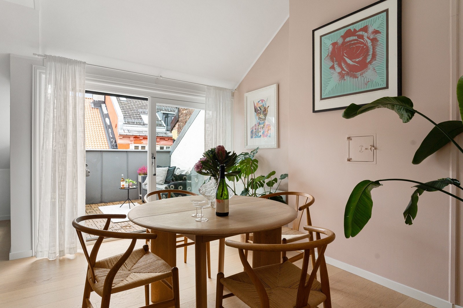 Spisestue med utgang til solrik terrasse Galleribilde