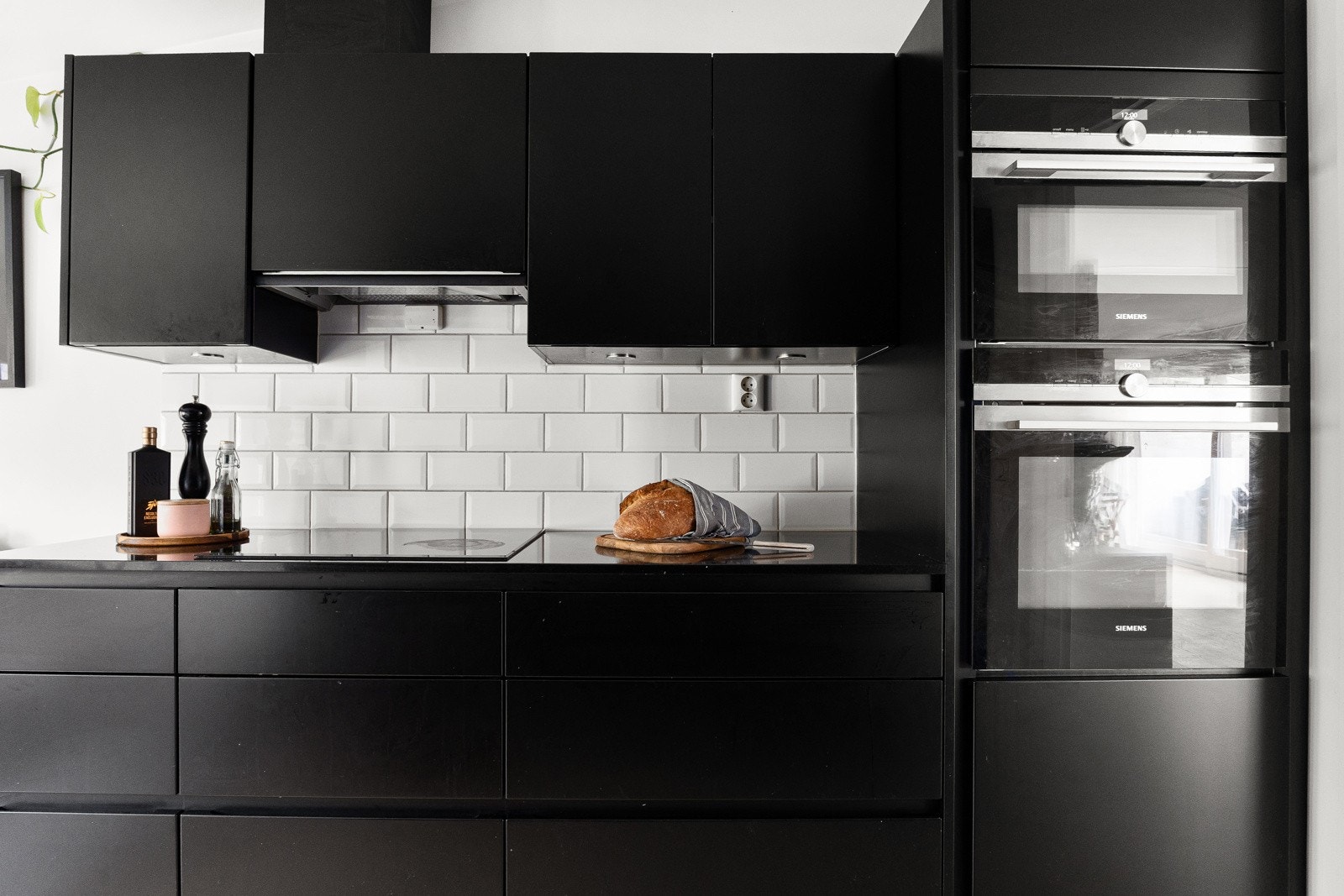 Integrerte hvitevarer fra Siemens som oppvaskmaskin, kjøl/frys, stekeovn og kombiovn i høyskap og platetopp samt mekanisk avtrekksvifte i overskap fra Futurum Galleribilde