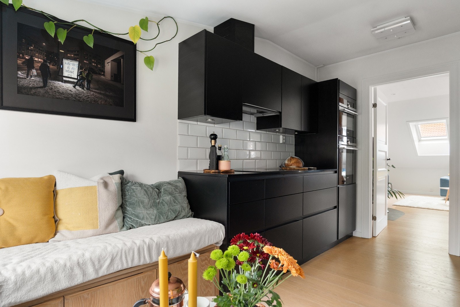 Det er bygget en møbelsnekret praktisk benk i eik med praktisk oppbevaring. Det er i tillegg montert vannstopper og komfyrvakt. Galleribilde