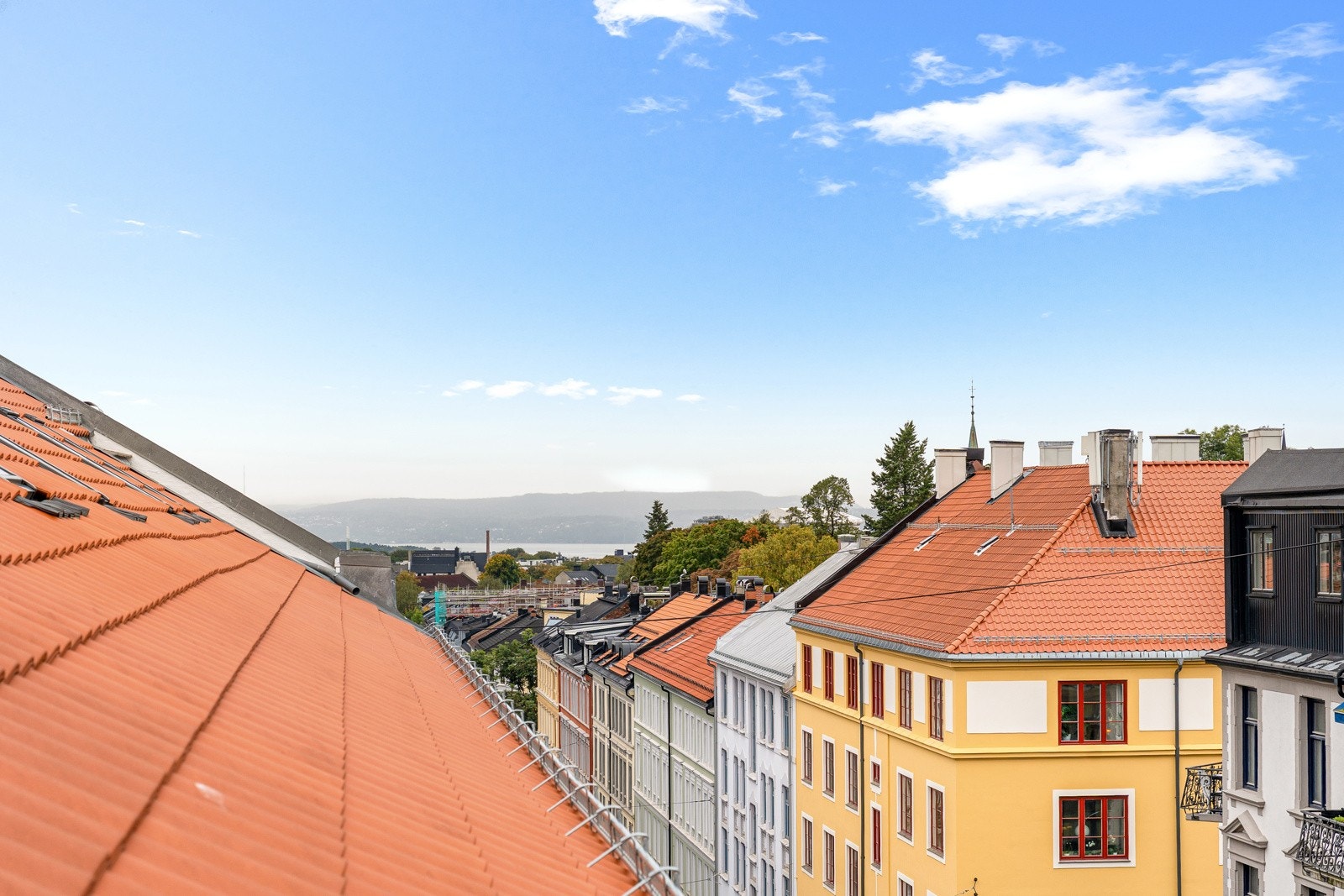 Fra terrassen har du utsyn over byen og Oslofjorden Galleribilde