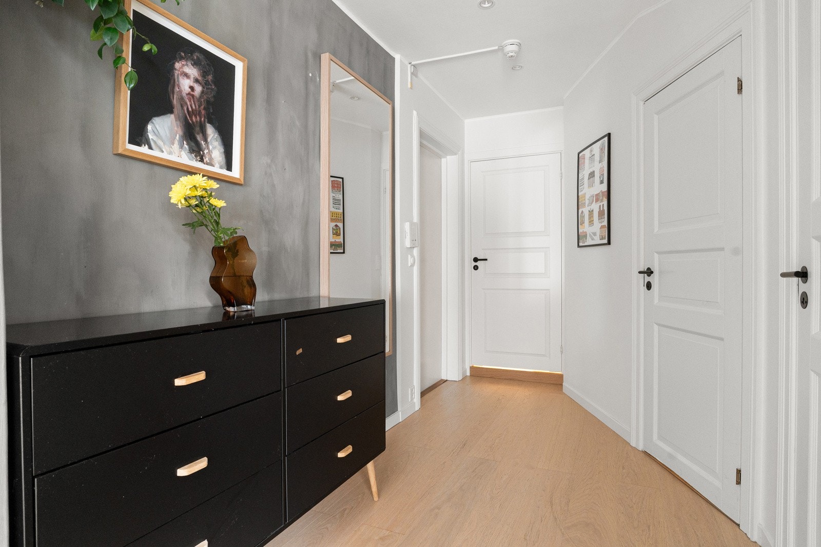 Leiligheten har en-stavs parkettgulv i entré samt malte slette vegg- og takflater med sjarmerende synlige søyler og innfelte downlights Galleribilde