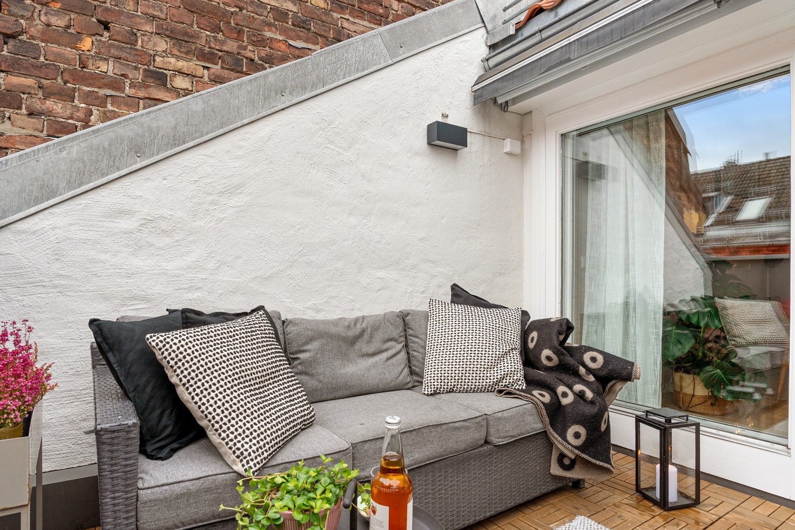 Solrik terrasse hvor man kan nyte late dager Galleribilde