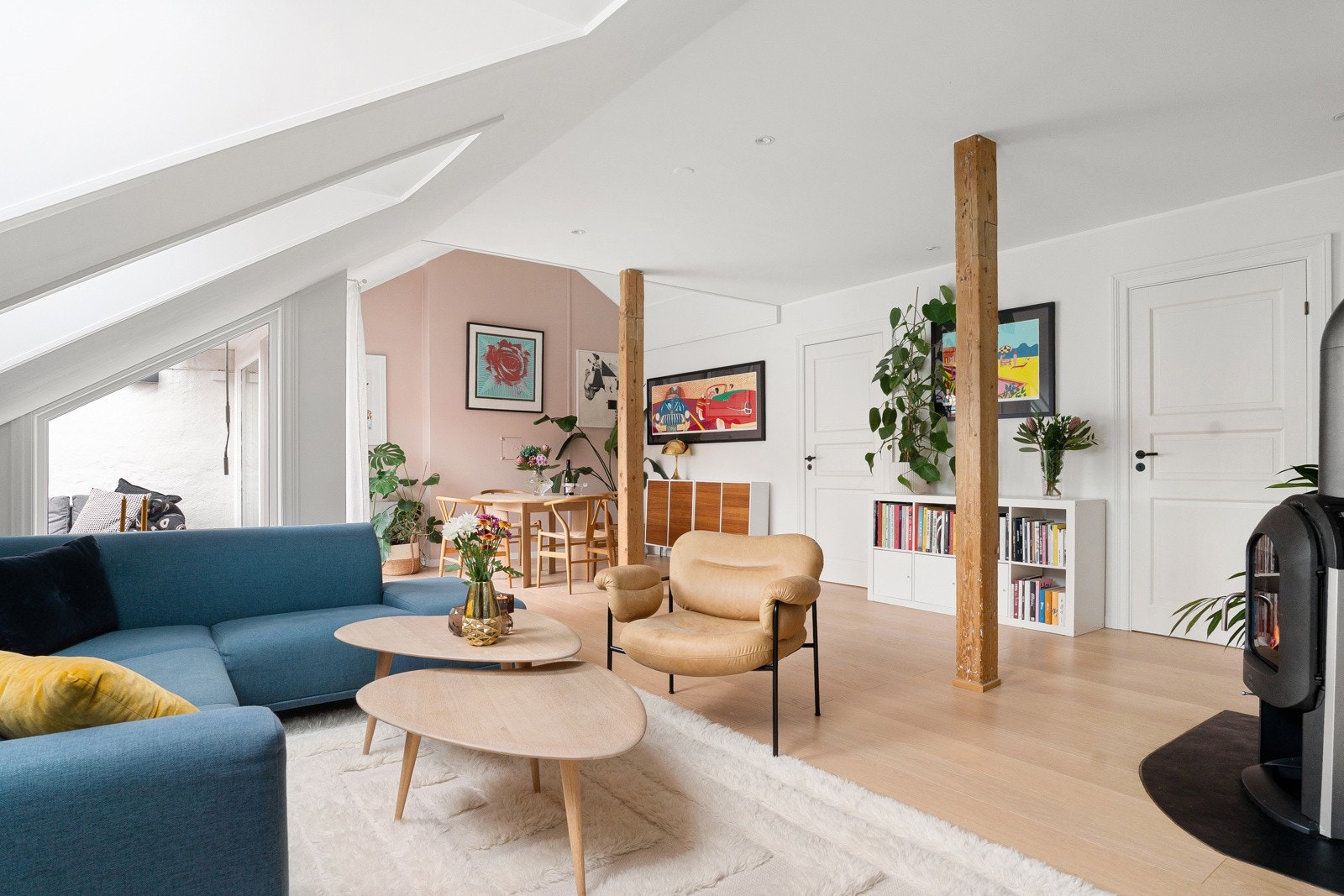 God plass til romslig spisebord og sofagruppe Galleribilde