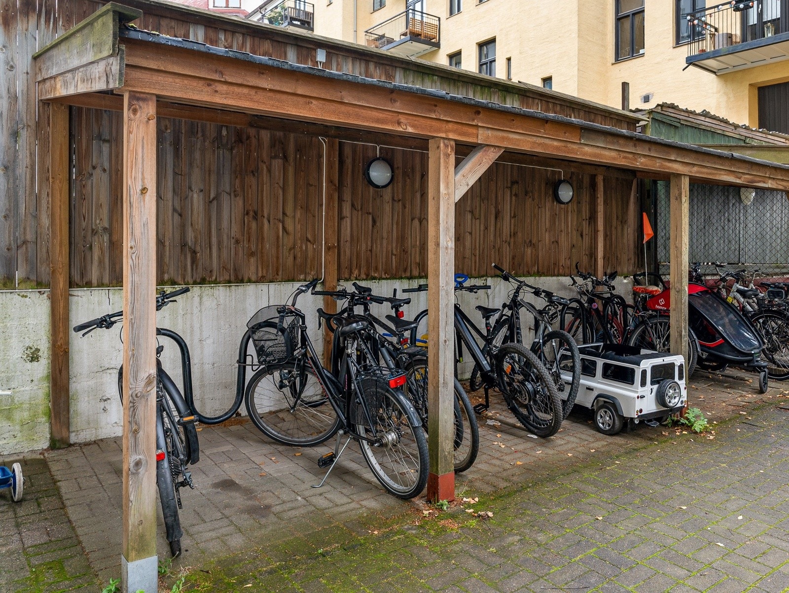 Sykkelskur i bakgården Galleribilde