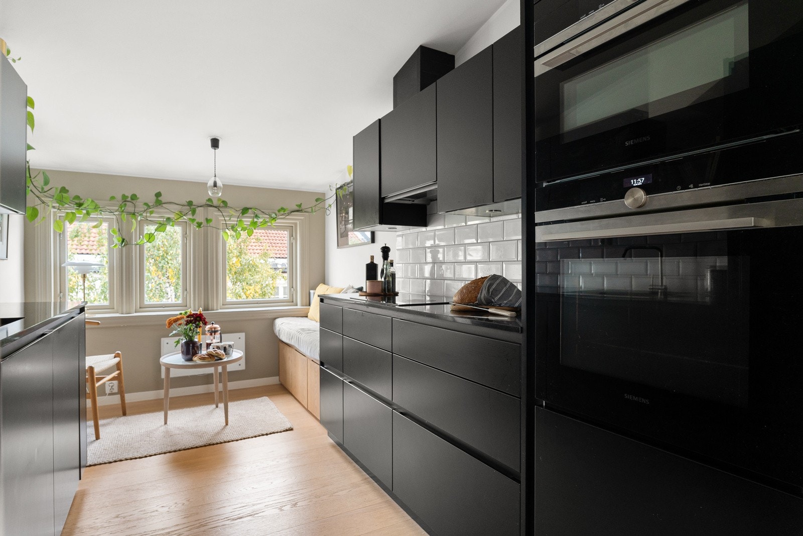 Separat, innholdsrikt kjøkken fra Kvik (2016) med rikelig skap- og benkeplass Galleribilde