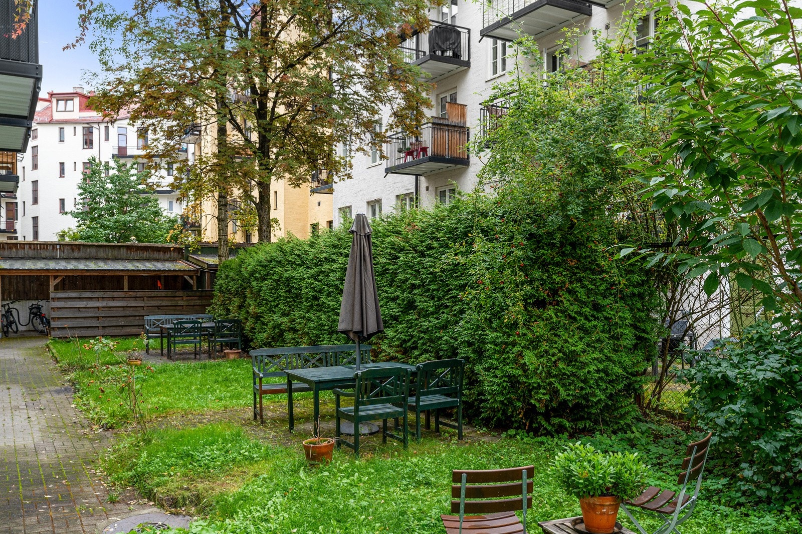 Pent opparbeidet bakgård med sittegruppe, grønne omgivelser på vår- og sommerstid Galleribilde