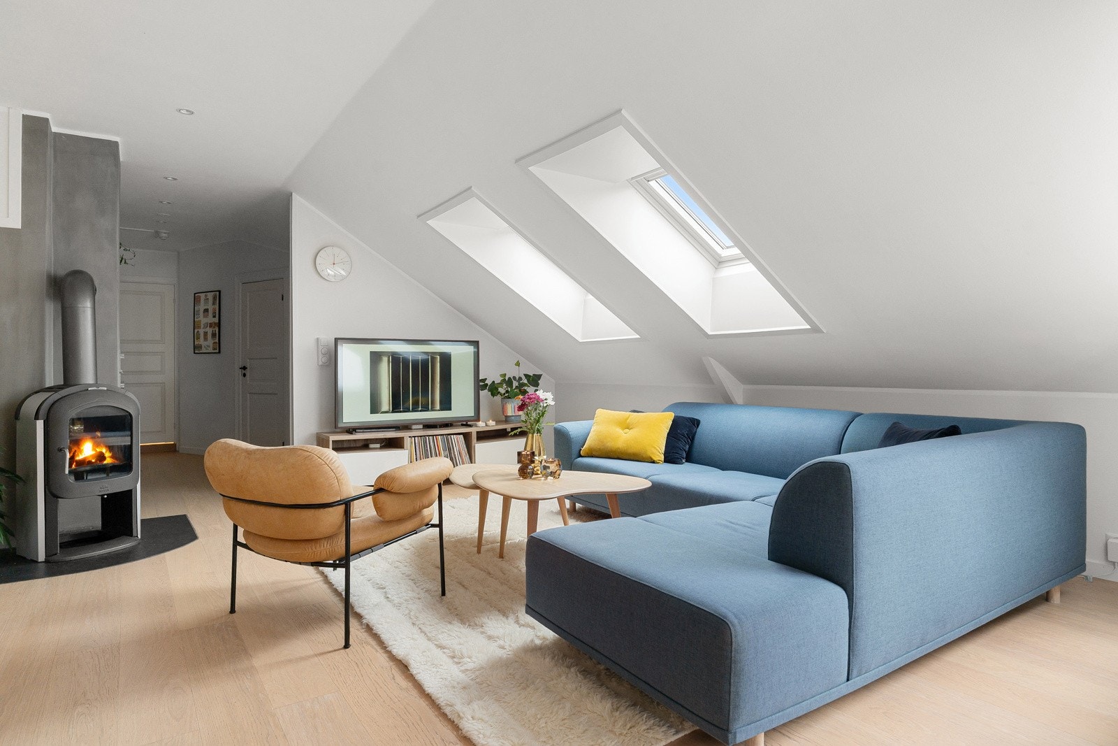 Sjarmerende peisovn i stuen. Rommet har en luftig planløsning som kan innredes etter behov. Galleribilde