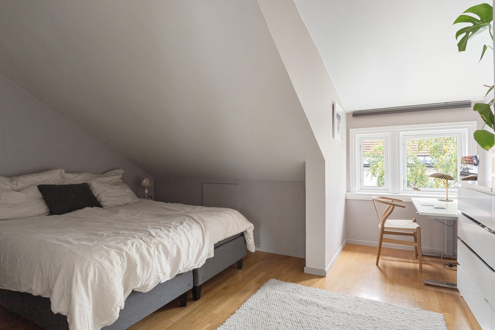 Leilighetens hovedsoverom er romslig, med plass til oppbevaring og kontor i tillegg. Rommet er vendt mot bakgården. Galleribilde