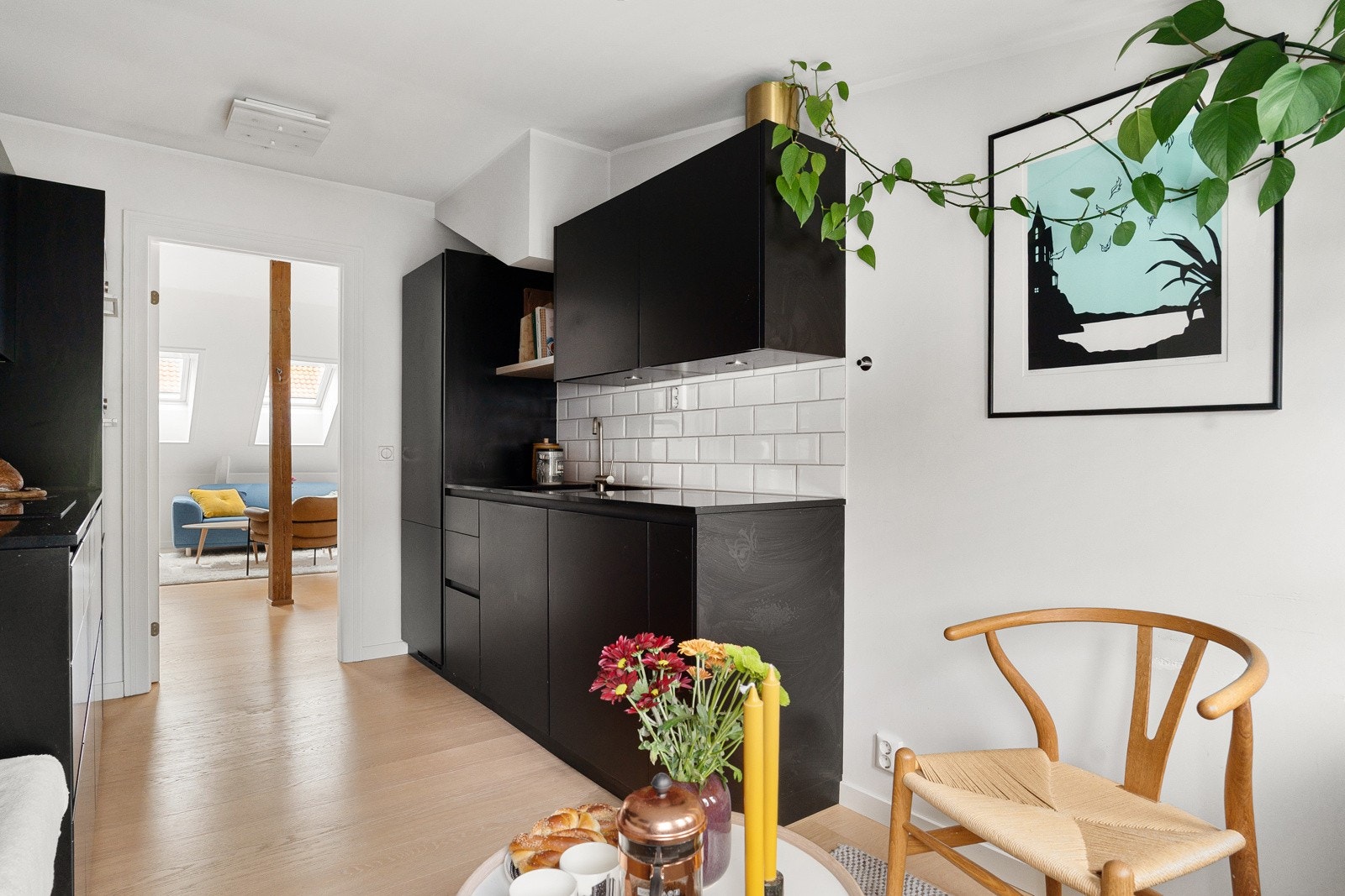 Sort komposittstein benkeplate med underlimt stålkum og ett-greps armatur i børstet stål Galleribilde