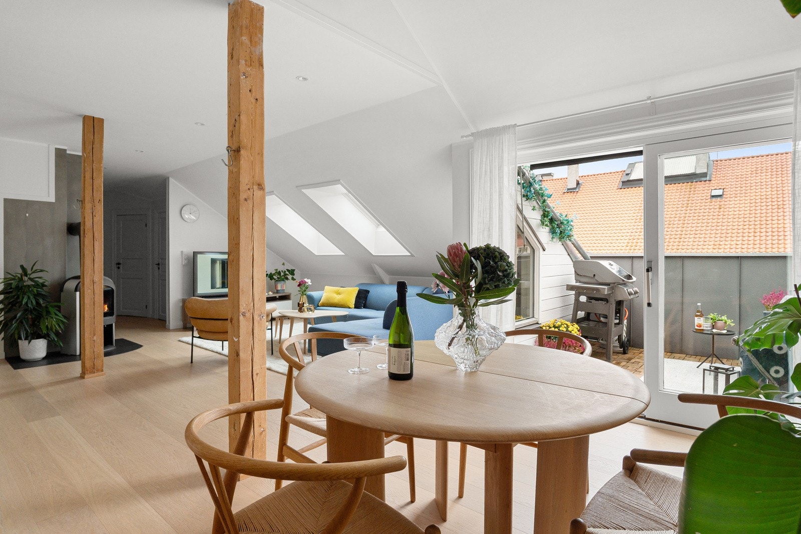 Loftsleiligheten har sjarmerende synlige takbjelker samt takhøyde på opptil 3,6 meter Galleribilde