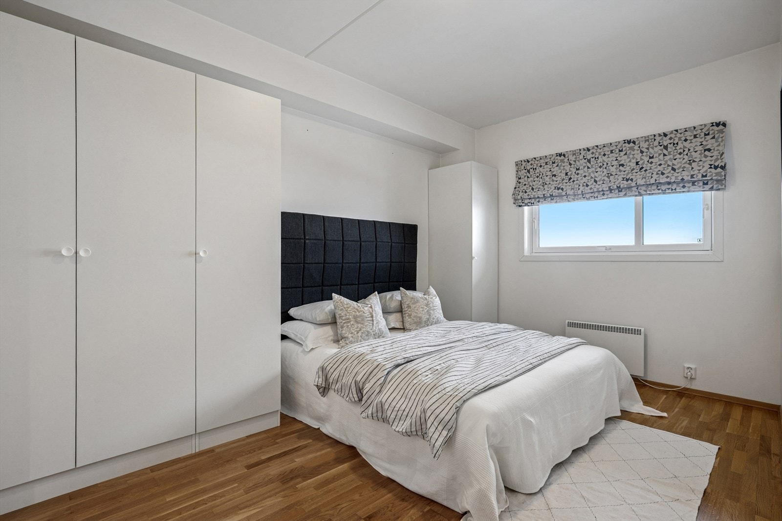 Hovedsoverommet har plass til dobbeltseng, tilhørende møblement og flere garderobeskap med god oppbevaringsplass. Galleribilde