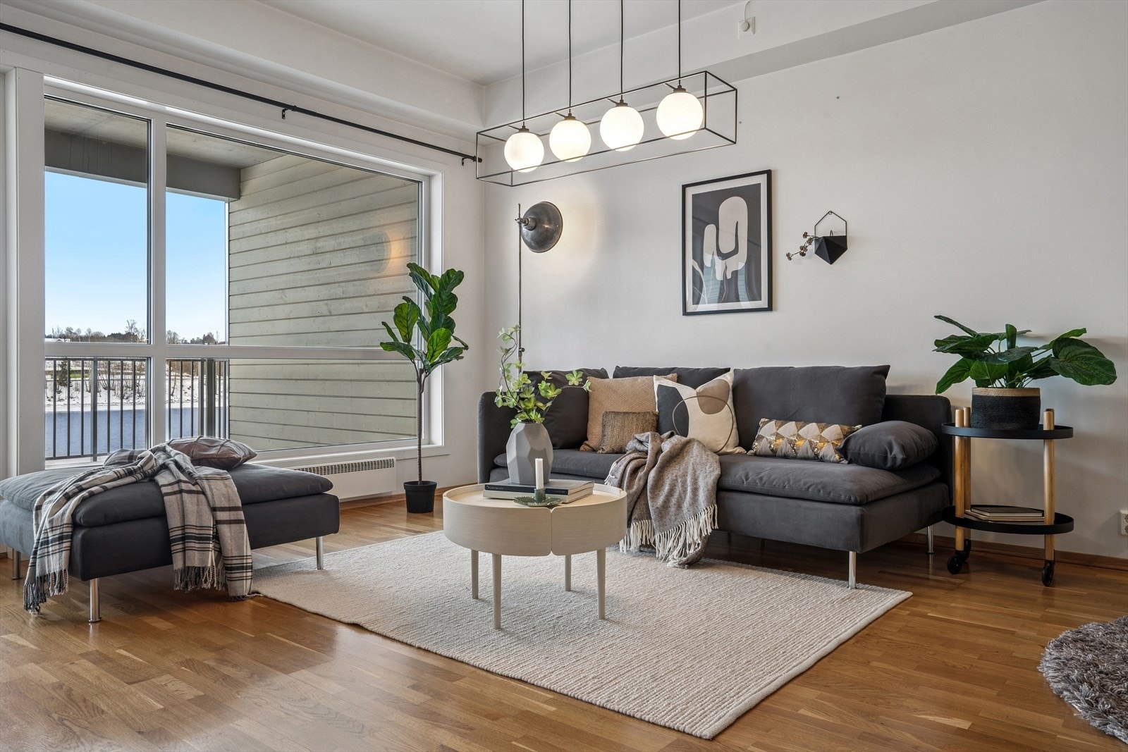 Her er flere store vindusflater som slipper inn mye naturlig lys og skaper en god atmosfære i rommet. Galleribilde