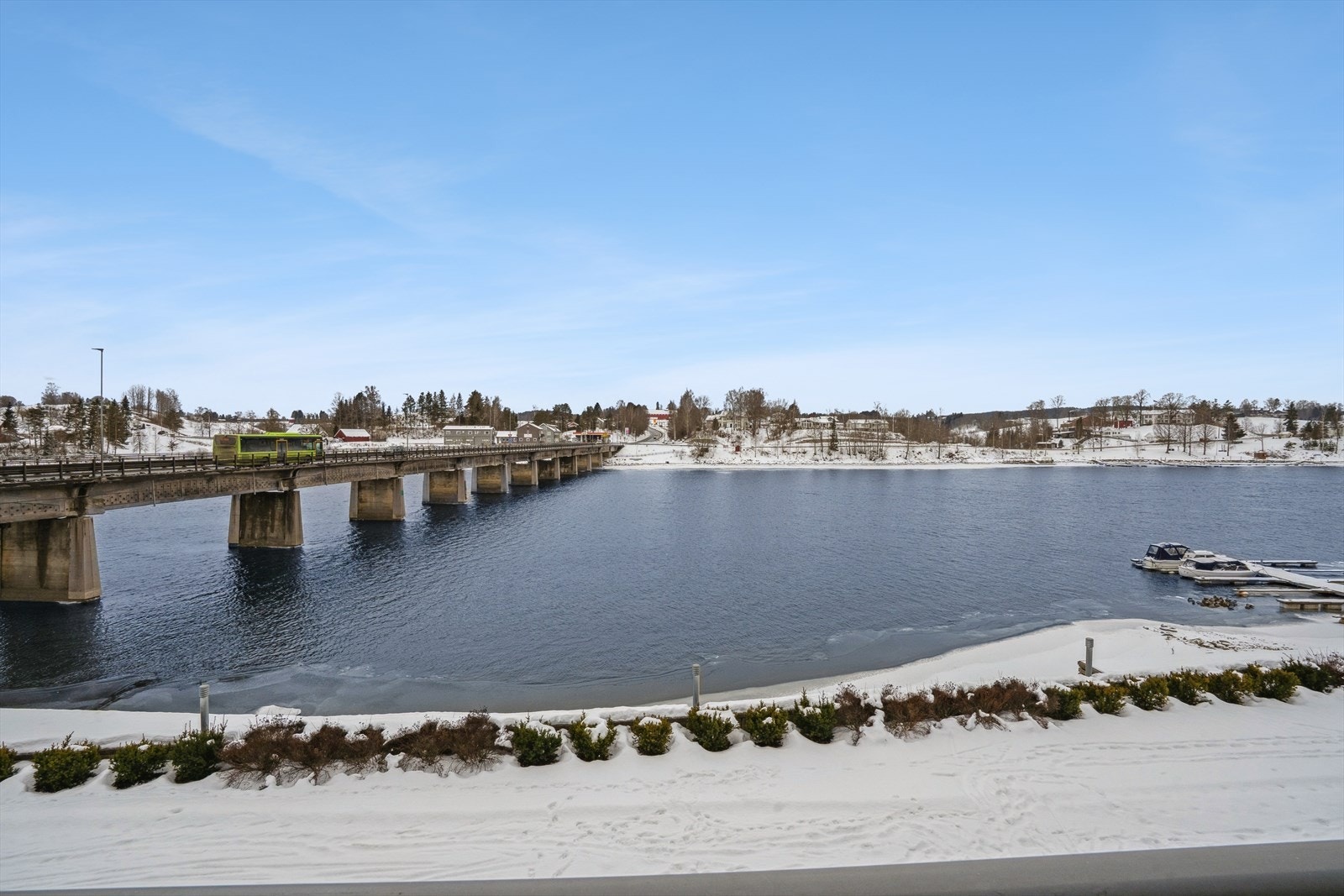 Fra balkongen kan den fin utsikt mot Vorma nytes. Galleribilde