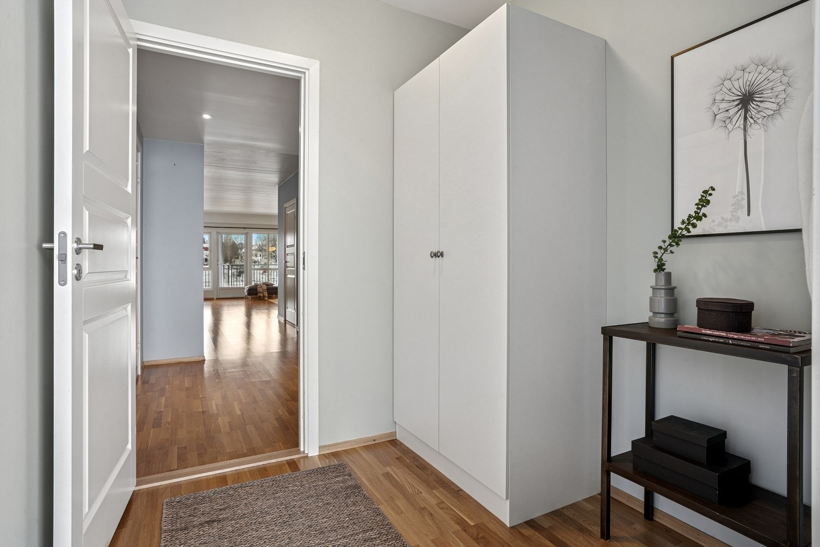 Velkommen inn - her ønskes du velkommen inn i en entré med god plass til å oppbevare ytterklær og sko i garderobeskap. Galleribilde