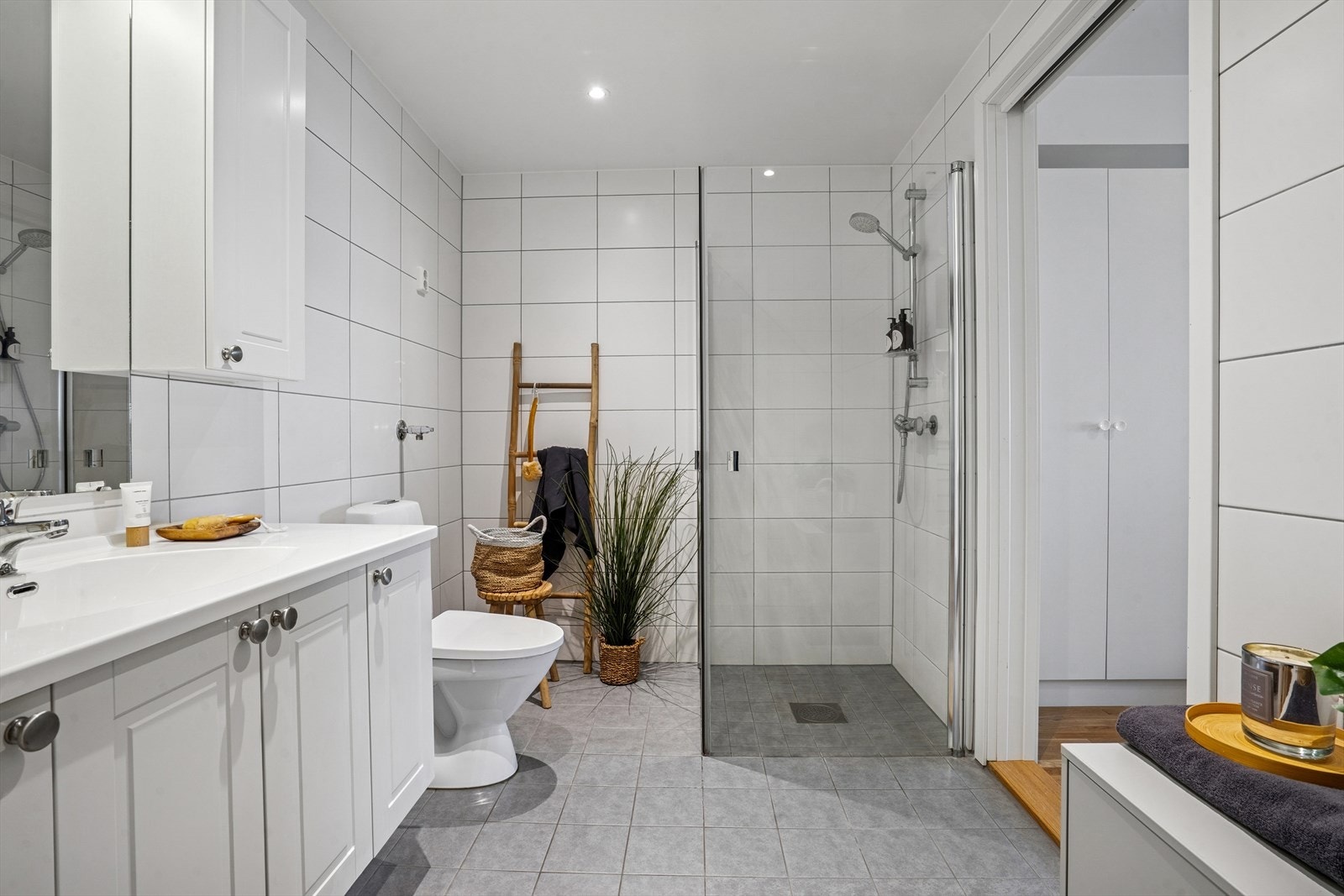 Badet, som er fra 2012, er innredet med fliser på både vegger og gulv, samt et malt tak med downlights. Gulvet er utstyrt med elektriske varmekabler for økt komfort. Galleribilde