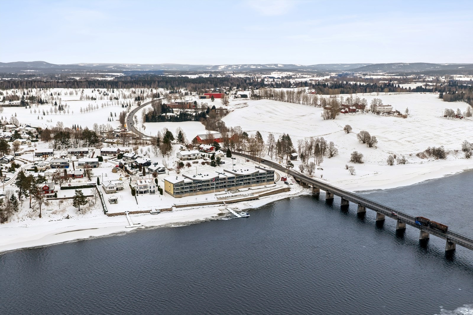 Fra boligen er det kort vei til barnehage og Vormsund ungdomsskole, mens Neskollen barneskole og Hvam videregående skole ligger på Hvam. Galleribilde