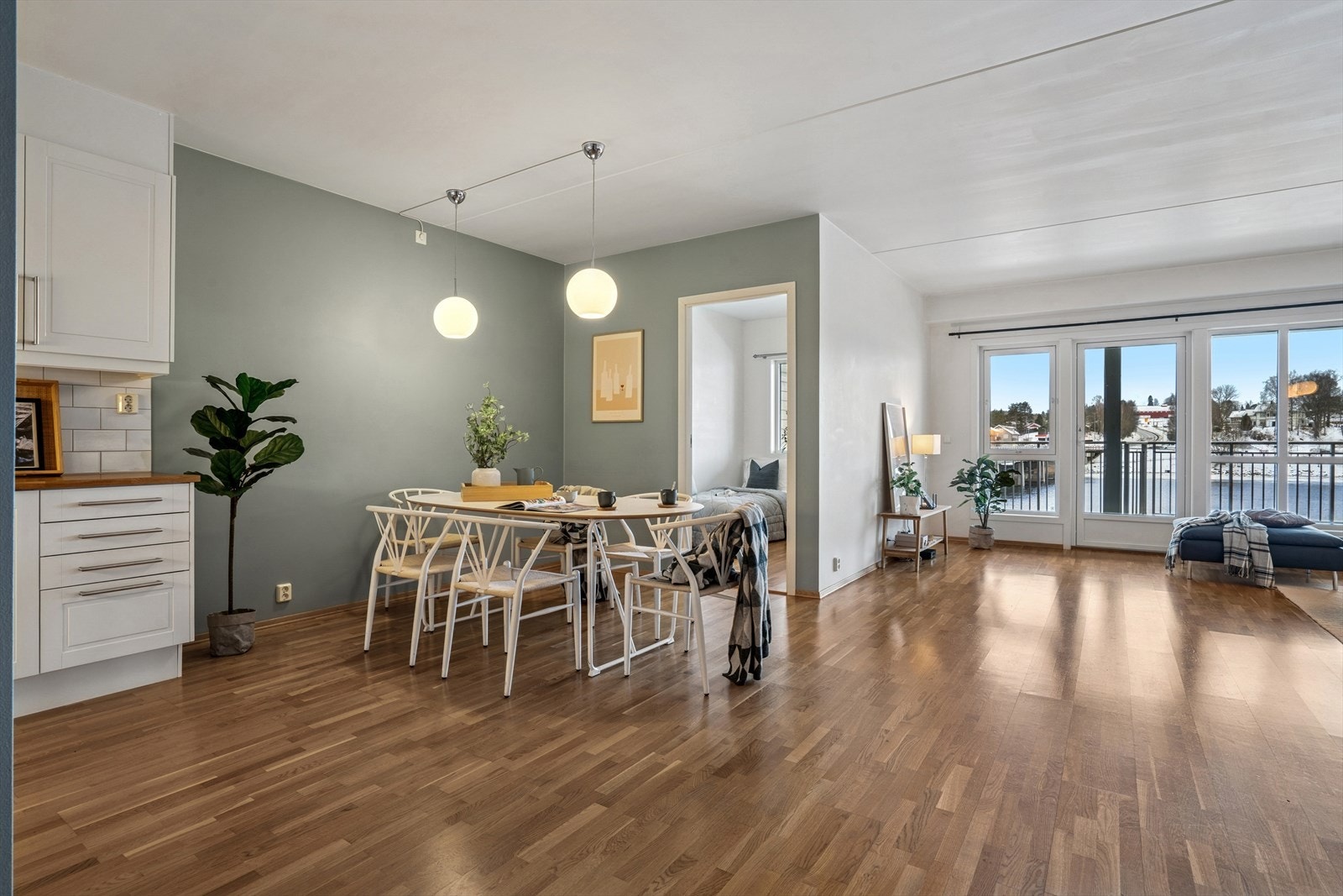 Det er åpen stue og kjøkkenløsning som gjør rommet mer sosialt. Galleribilde