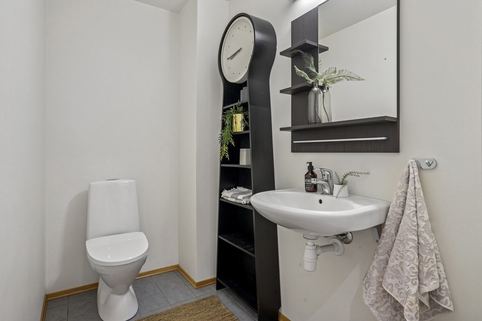 Leiligheten har et separat toalettrom som er utstyrt med toalett, servant og gulvvarme. Galleribilde