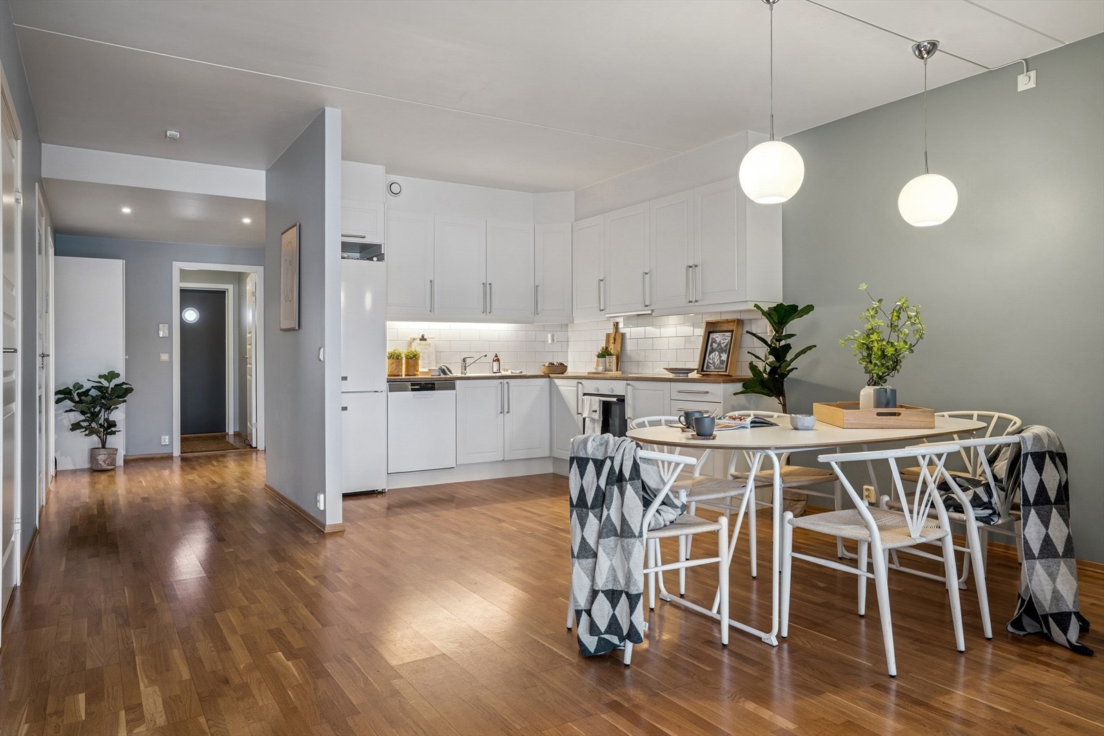 Leiligheten har en god planløsning og fremstår med duse og tidsriktige farge- og materialvalg. Galleribilde