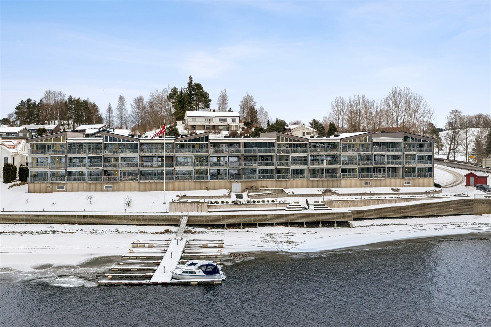 Leiligheten ligger sentralt og naturskjønt til på Vormsund brygge i Nes kommune. Galleribilde