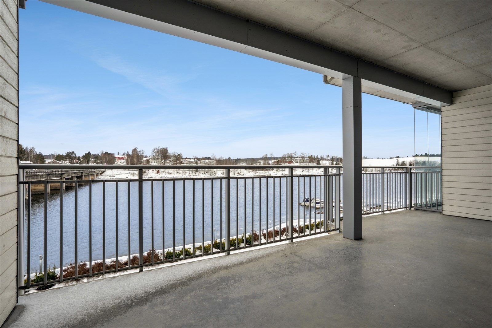 Balkongen fungerer som en forlengelse av stuen på varme sommerdager. Galleribilde