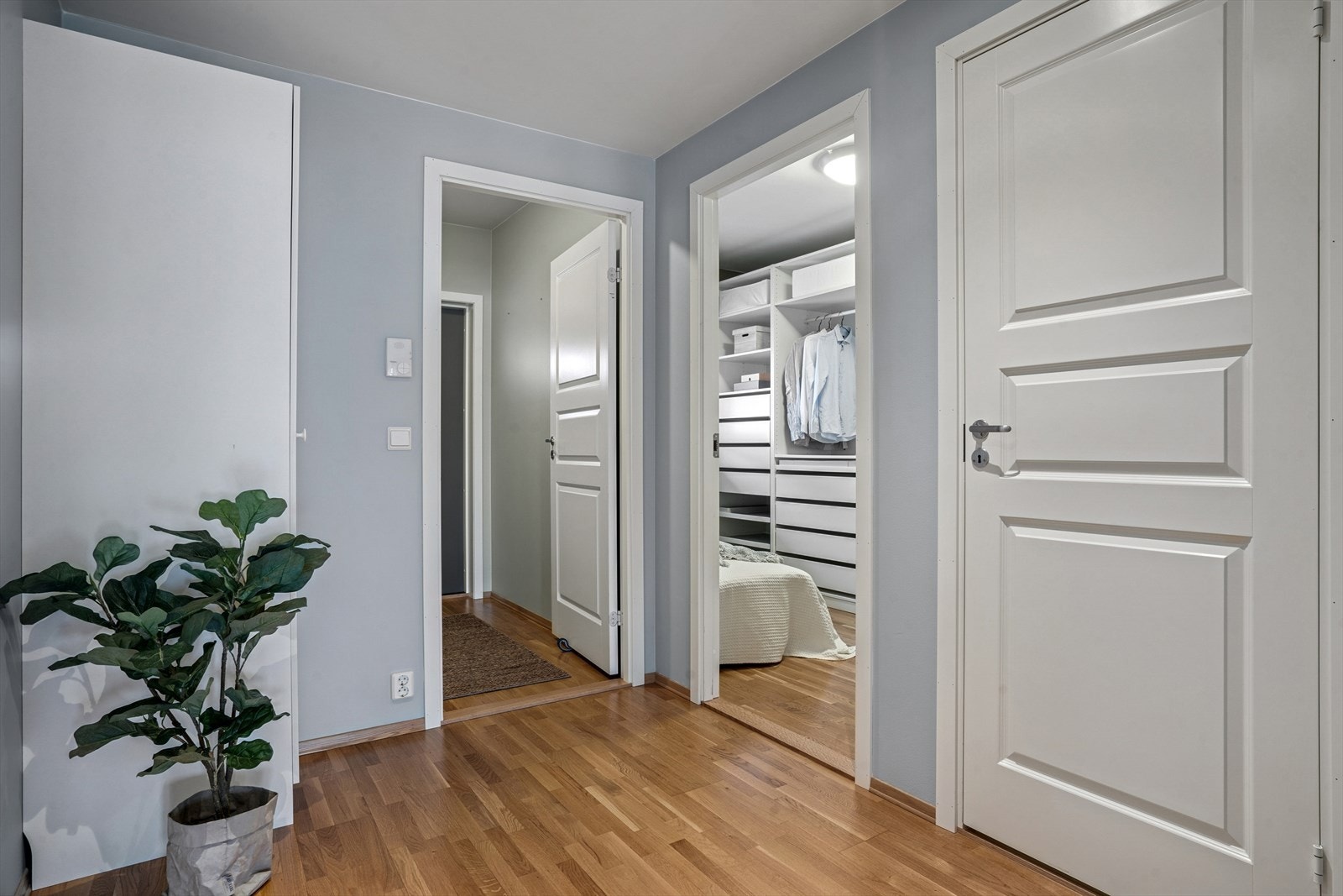 Videre byr leiligheten på tre gode soverom. Galleribilde