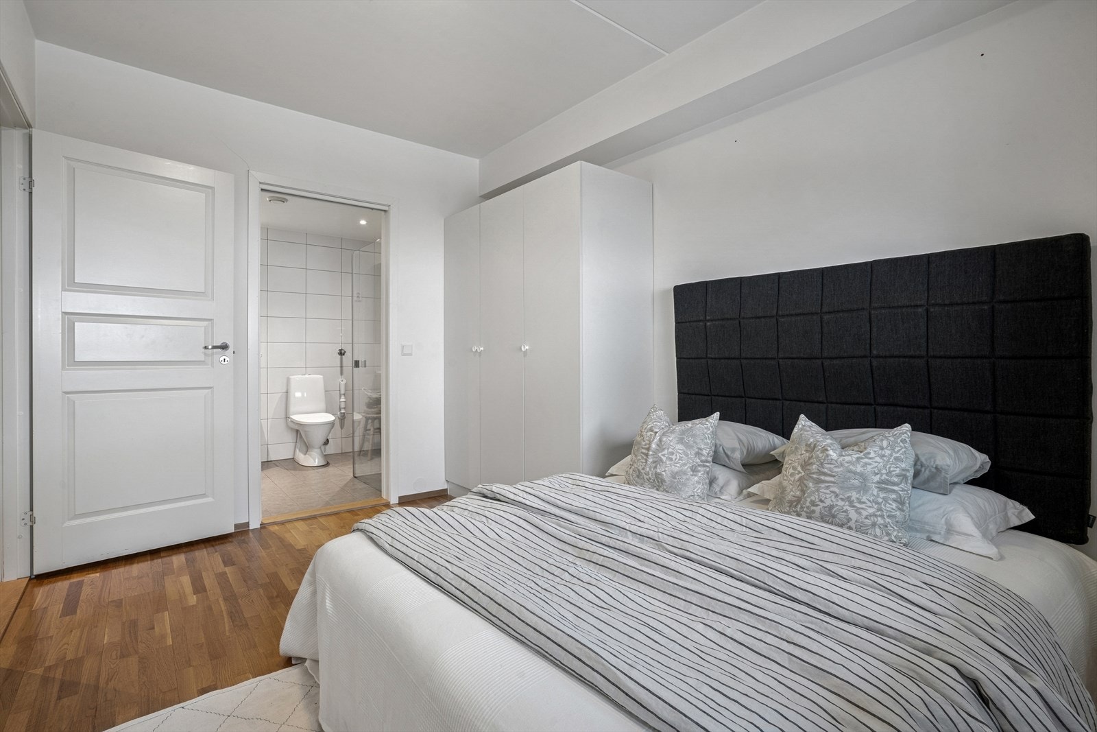 Soverommet er i suiteløsning med det flislagte badet. Galleribilde