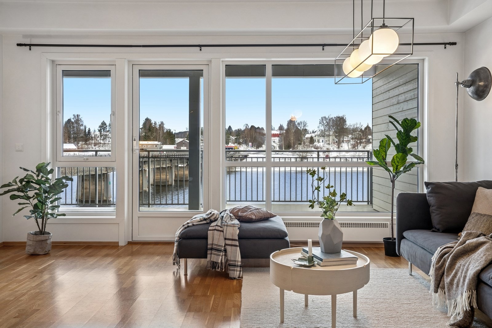 Herfra er det utgang til stor overbygd balkong på 25 kvm. som har god plass til å innrede i flere soner. Galleribilde