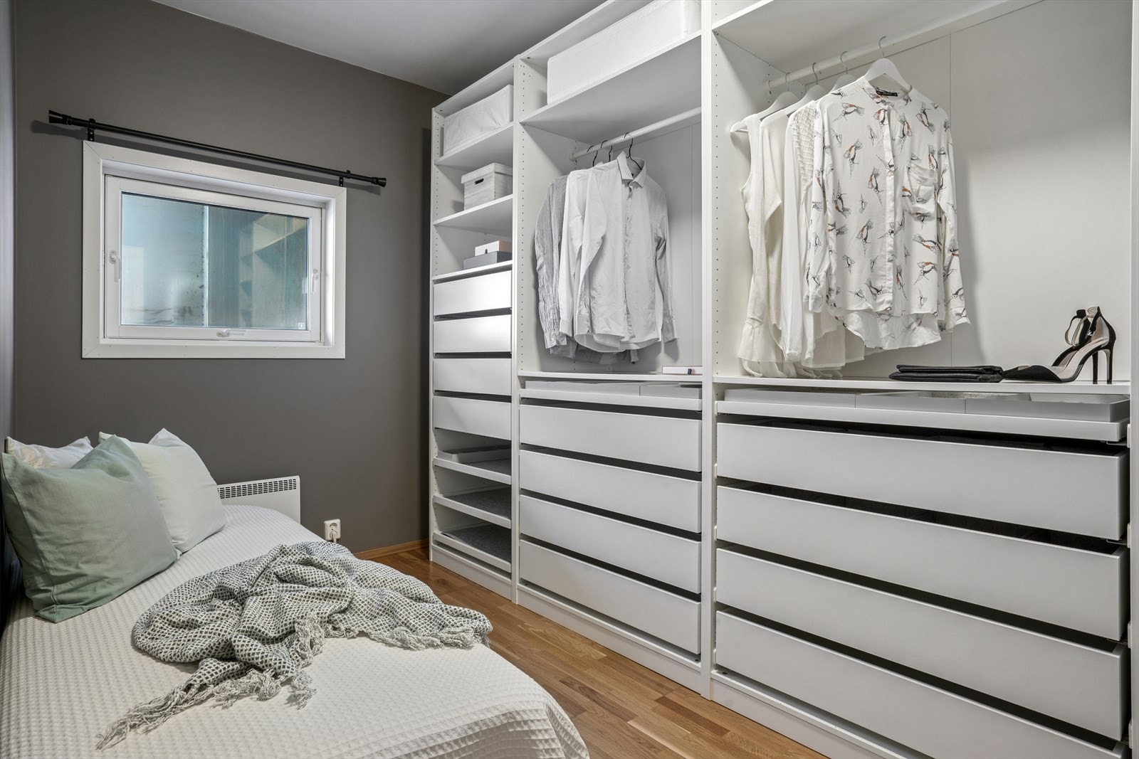 De to andre soverommene er praktisk utført med god plass til seng, tilhørende møblement og oppbevaring. Galleribilde