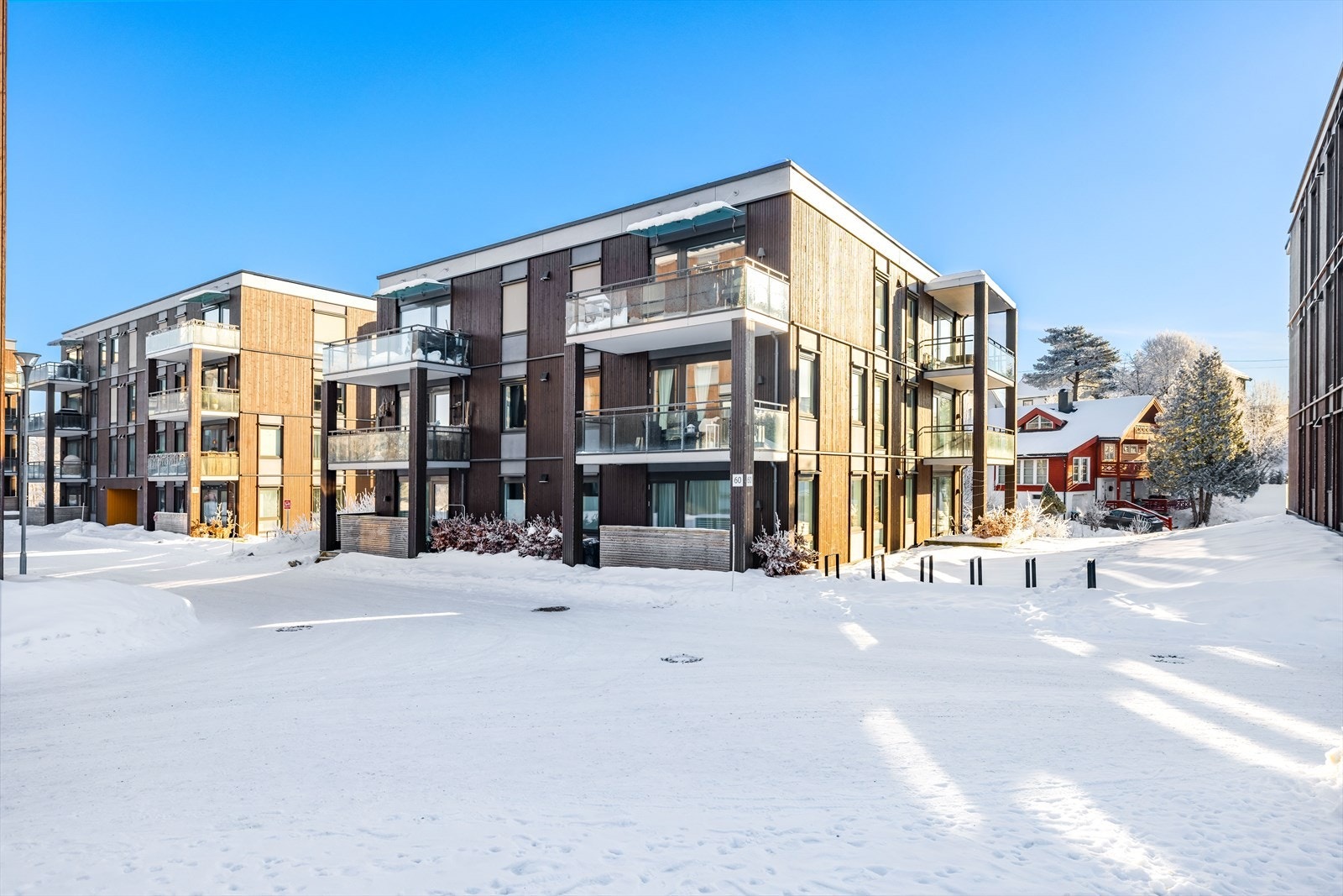 Leiligheten ligger i 2. etasje i lavblokk. Galleribilde