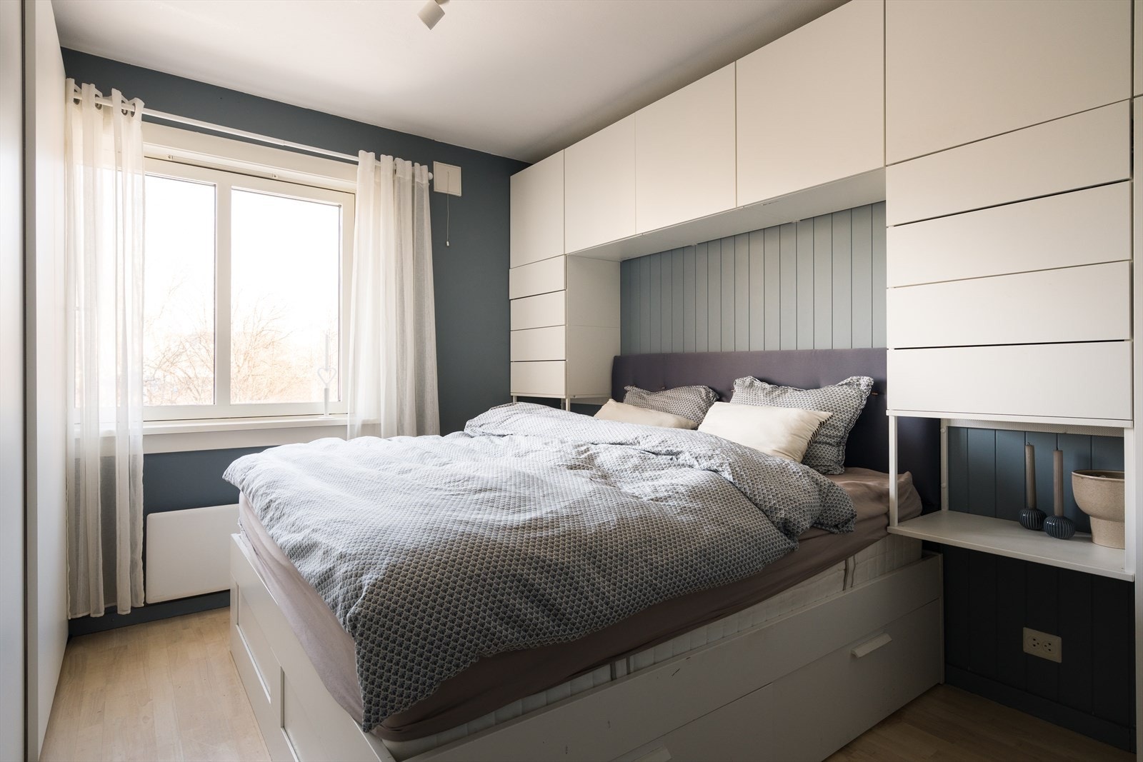 Hovedsoverom er utstyrt med plassbygd garderobe rundt sengen. Galleribilde